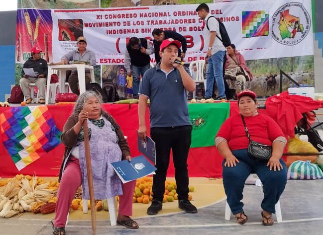 SenadoBolivia's tweet photo. #Hoy | En Santa Cruz, el Senador Miguel Ángel Rejas entregó una Declaración Camaral que rinde un justo y merecido reconocimiento  al Movimiento de Trabajadores Campesinos e Indígenas Sin Tierra de Bolivia – MST – B; conmemorando sus 22 años de fundación. https://t.co/G33P4kEWtC