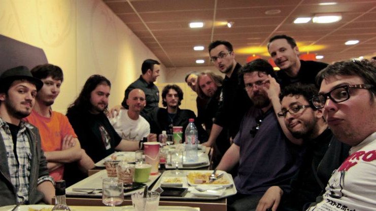 Ah t'es réveillé, mec ?
COVID 19 ? Macron ?
Oh là t'as trop bu copain
On te ramenène au Formule 1 demain c'est le tournage de NOOB Saison 4, faut être en forme !