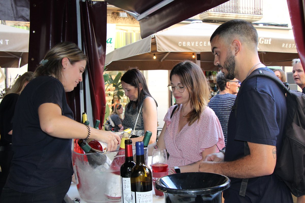 ajuntamentvng's tweet photo. 🗓️🍷En marxa Temps de Vi, a la rambla Principal de #VNG, avui demà i diumenge

🍾🧀34 expositors, amb propostes vinícoles i gastronòmiques

ℹ️ https://t.co/CUAPrizQDh 
@TempsdeVi @VilanovaTurisme https://t.co/AlDpdPU5tU