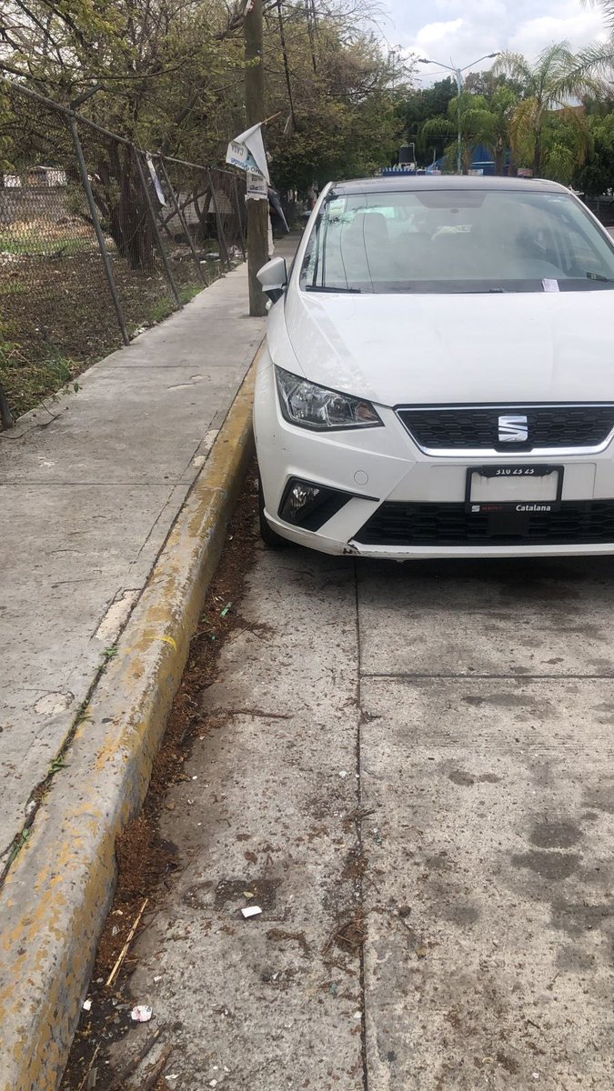 Elementos de Tránsito Municipal levantando infracciones por orden directa de la Secretaria de Seguridad Ciudadana en Cuernavaca, Morelos, injustas pues no existe línea roja que prohíba estacionamiento ni disco alguno que señalice <a href="/jluriosteguis/">José Luis Urióstegui</a> <a href="/LineaCaliente/">Línea Caliente</a> <a href="/DiariodeMorelos/">Diario de Morelos</a>