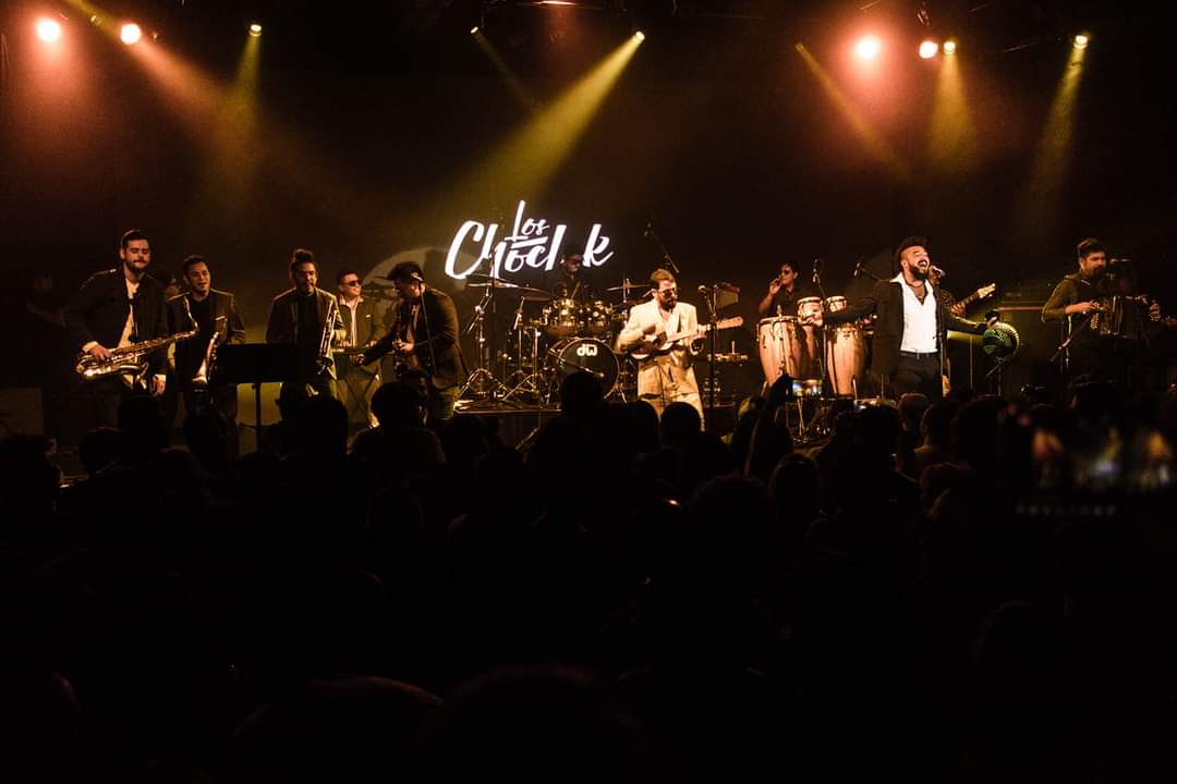 Cariños, hoy Los Choclok cumplimos 13 años de este sueño y proyecto de vida.
13 años de compartir con ustedes todo esto que amamos y creemos .
Gracias a todas las personas que nos acompañan en este camino y a ustedes que cantan cada una de nuestras canciones. #Loschoclok