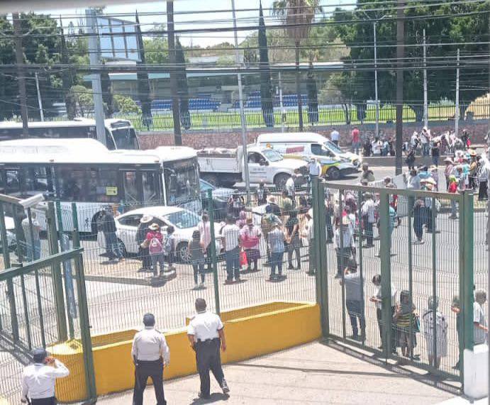 expresoqro's tweet photo. #AlMomento Tome sus precauciones, bloquean 🚫 Av. 5 de Febrero habitantes de Santiago Mexquititlán, del municipio de Amealco, #Querétaro tras reclamos a la CEA 🚰 por falta de agua. https://t.co/bN51hWx8Ri