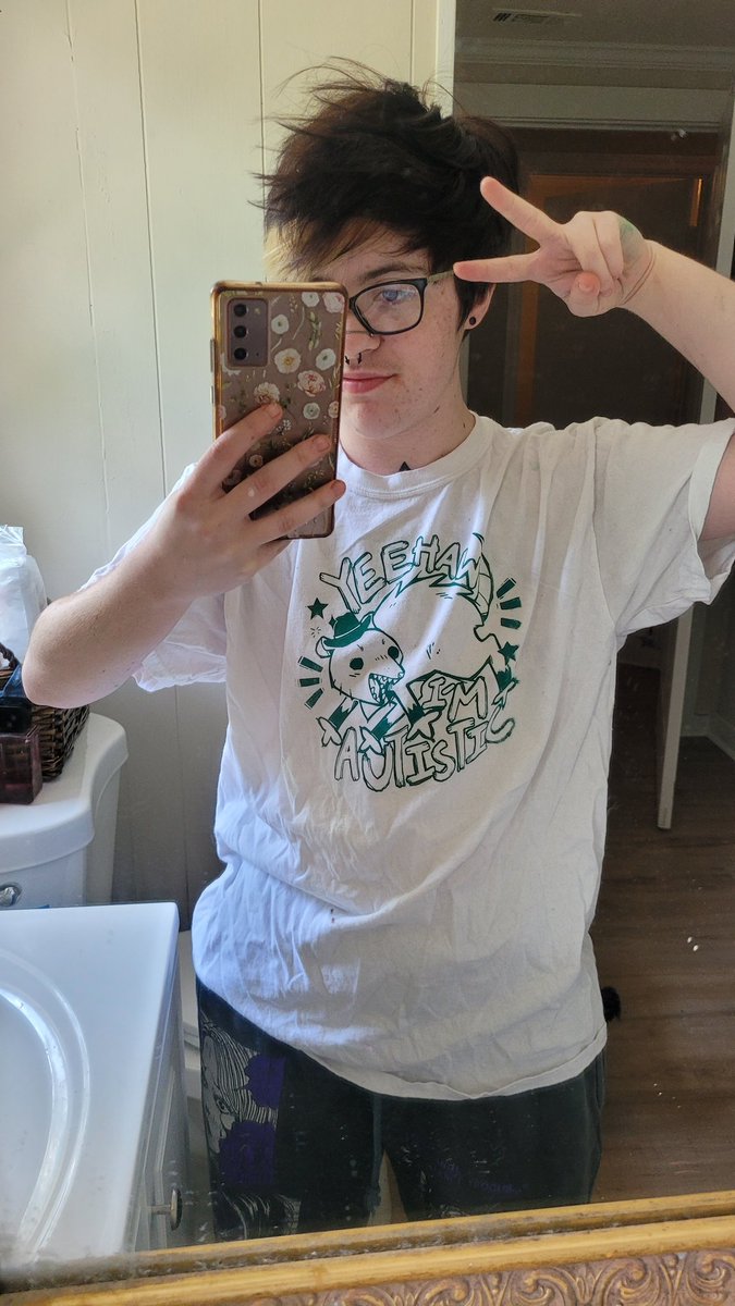 Katzunuwu's tweet photo. If anyone compliments my shirt imma hit them with the "thank you I made it! :D" https://t.co/73RqLvsum4