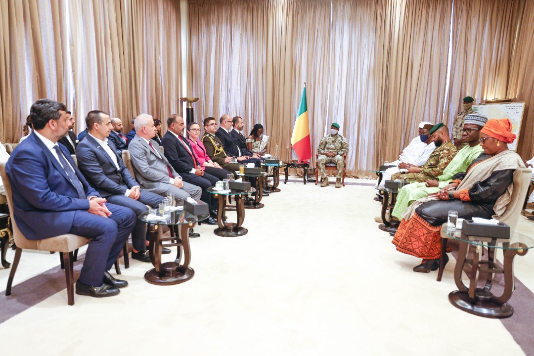 Presidence Mali (@presidencemali) on Twitter photo Le Président de la Transition, SE le Colonel <a href="/GoitaAssimi/">Général d'Armée Assimi GOITA</a>, Chef de l’État, a reçu en audience, ce vendredi, une délégation turque conduite par Fatih Altunbas, représentant du Conseil turc des Relations économiques Extérieures. Le Président de la Transition, SE le Colonel <a href="/GoitaAssimi/">Général d'Armée Assimi GOITA</a>, Chef de l’État, a reçu en audience, ce vendredi, une délégation turque conduite par Fatih Altunbas, représentant du Conseil turc des Relations économiques Extérieures.