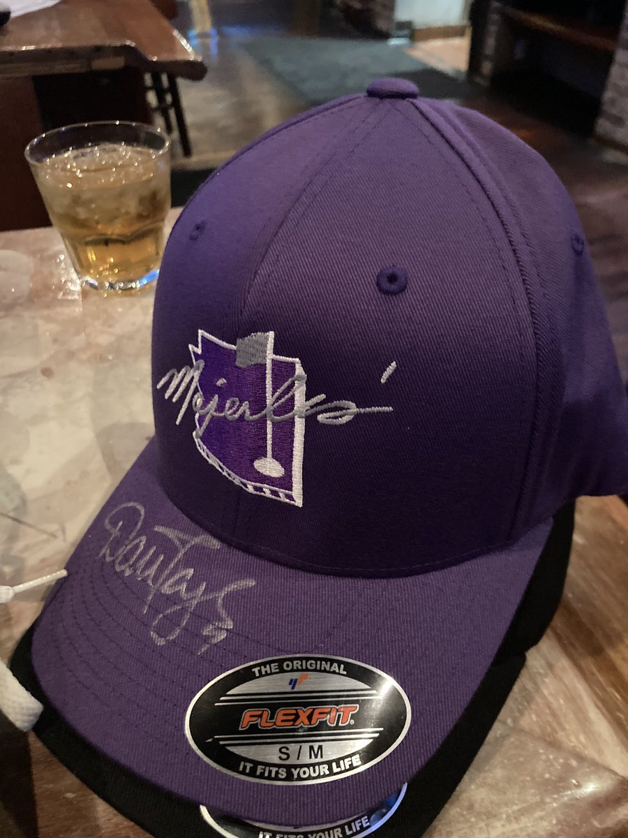 AussieSunsFans's tweet photo. Last night was gonna be a quiet one. It turned out to be insanely epic!! Holy shit!! Might not have gotten the blessings of watching a Suns game while here, but we have met the best people. I may have had a few tears in the bar #AZTrip #AussieSunsontour @therealTC24 @DanMajerle https://t.co/Mko8Ps2LFc