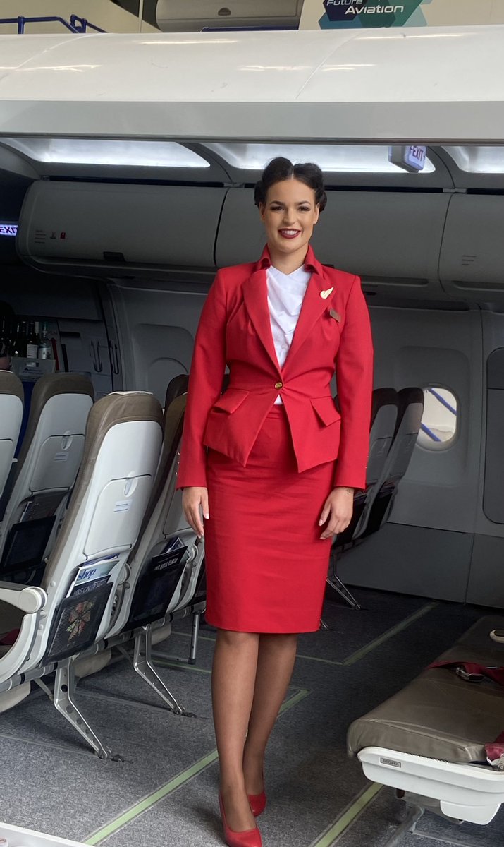 execolltourism's tweet image. Wonderful to catch up with our ex student Chloe who is now doing her dream job! A pleasure to see her and for our current students to hear all about her fantastic experiences 👠✈️ #whatarolemodel @ExeterCollege