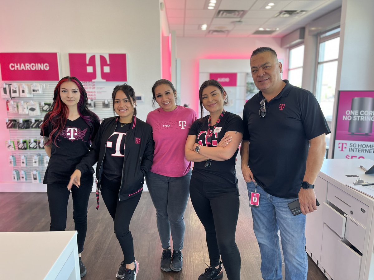 Another store visit with San Mateo and Menaul! Nicole has a great group of ladies ready to drive business sales for New Mexico! #oneteamtogether #tmobilebusiness <a href="/tmoNicoleG/">Nicole Garcia</a> <a href="/cloera82/">Christina Loera</a>