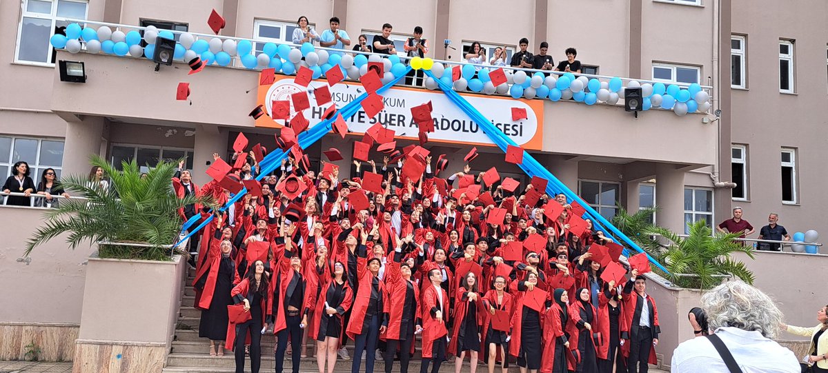 huriyesueral's tweet photo. Okulumuz 2021-2022 mezunları, aynı zamanda 21.mezunlarımızın mezuniyet törenlerini yaptık.Öğrencilerimize başarılar dileriz.Yollari açık olsun.@MemAtakum @HSAL1995 https://t.co/EruzLaOivO