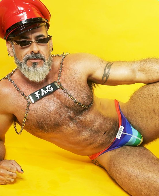 Don’t forget Daddy this pride season ?????????????????? #pride #daddy #silverfox #wolf #gay #gaymen #gaymuscle