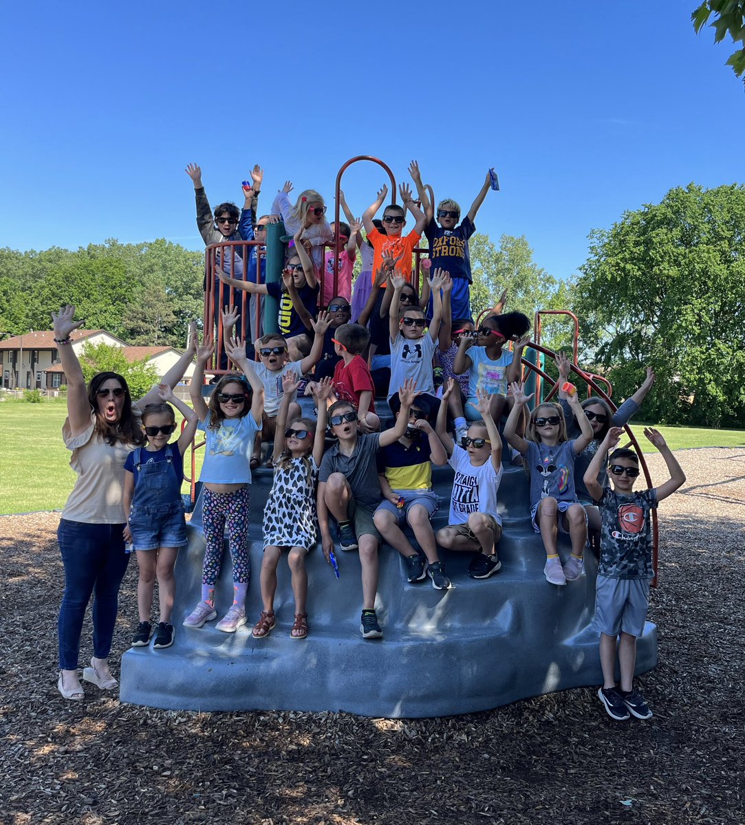 Kakowalk3's tweet photo. School is out for summer! 💛☀️#salksoars #fraserfamily https://t.co/dDhlzIezd6