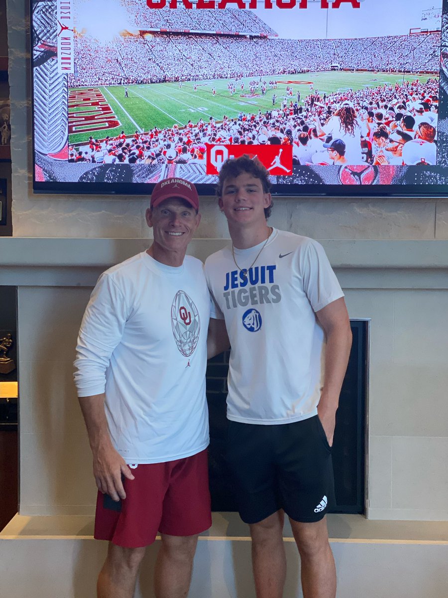 DrewWoodaz's tweet photo. WOW!! ABSOLUTELY HONORED TO RECEIVE AN OFFER FROM THE UNIVERSITY OF OKLAHOMA!!!!! @JesuitTigers_FB @BigCountyPreps1 @CoachVenables @CoachTedRoof @Andrew_Ivins @ChadSimmons_ https://t.co/OVgJYyMMqL