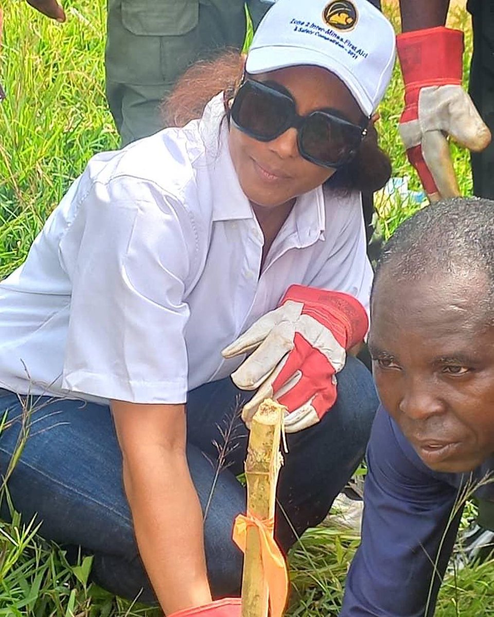 AdamusMine's tweet photo. Earlier today our affable CEO, Angela List, joined our tree planting exercise carried-out together with Nana Bokazo, Nana Salman and pupils of the Teleku Bokazo Basic School! #GreenGhanaDay #SustainableMining #sustainabledevelopment https://t.co/NXi4SuqsBz