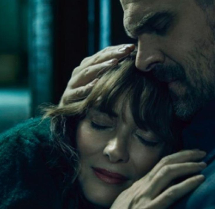 lovesync_'s tweet photo. Adoro la manera en cómo Hopper la trata con ternura, como el pétalo de una flor, cómo el besa su cabeza y la toma entre sus brazos como su bien mas preciado.  #StrangerThings https://t.co/bsNO5ooAL5