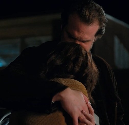 lovesync_'s tweet photo. Adoro la manera en cómo Hopper la trata con ternura, como el pétalo de una flor, cómo el besa su cabeza y la toma entre sus brazos como su bien mas preciado.  #StrangerThings https://t.co/bsNO5ooAL5