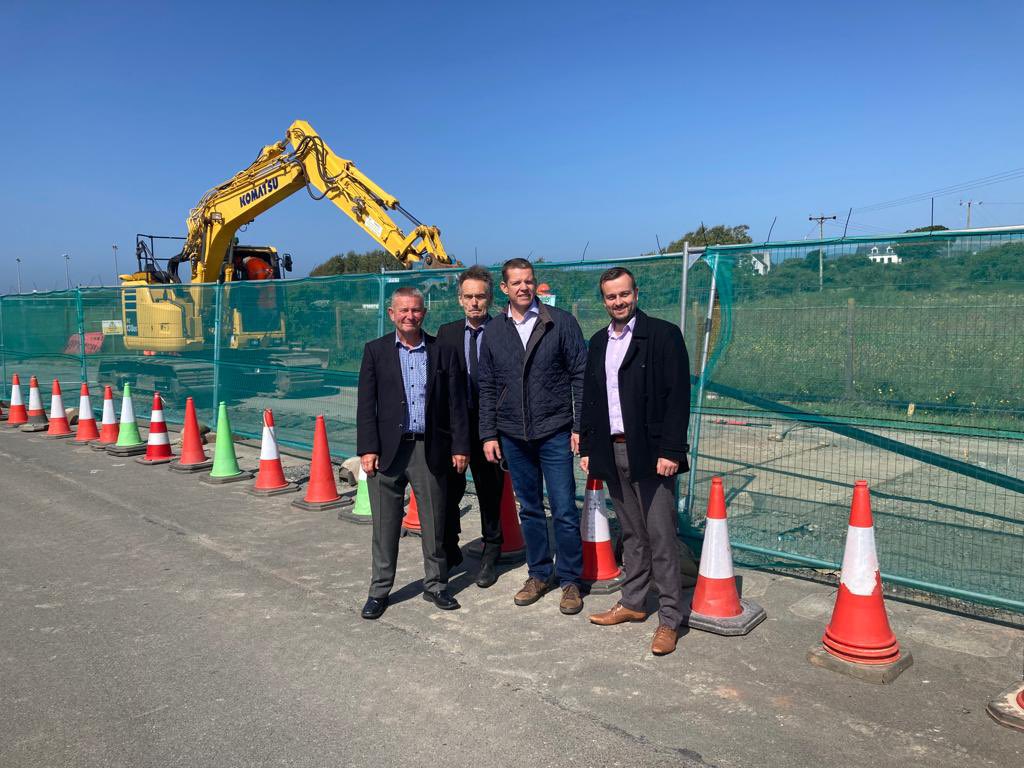 MenterMon's tweet photo. Cyfle i ddiweddaru @RhunapIorwerth ar ddatblygiadau cynllun @morlaisenergy heddiw. Ar ôl 10 mlynedd o gynllunio mae'n dda medru dangos fod y gwaith wedi dechrau go iawn 😀 #ynysynni #llanw #swyddi https://t.co/CHOGNsHBeT
