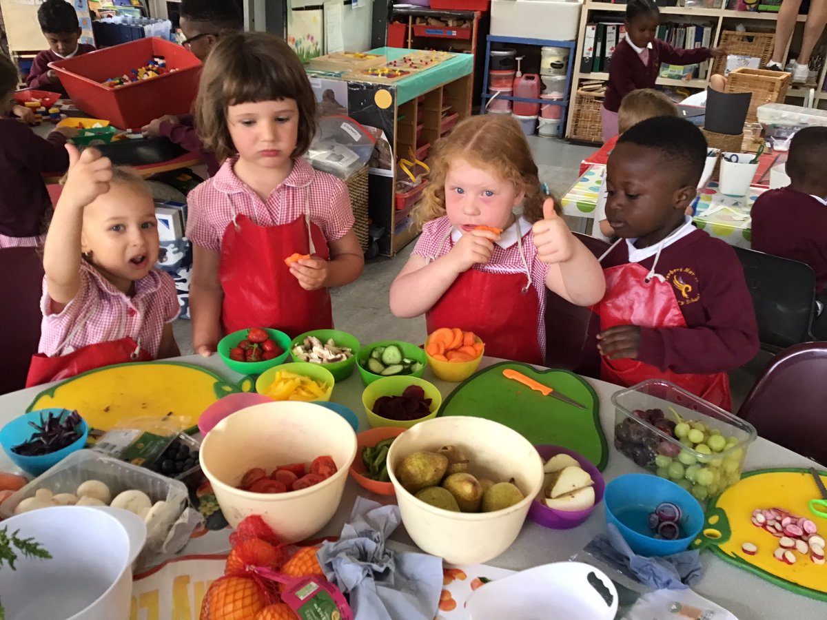 latanya_simms's tweet photo. Healthy living! #Artical24 Can you eat a rainbow? Well nursery excepted the challenge! Eating food we have grown &amp; harvested from our garden as well fruits and vegetables bought from the supermarket @HerbMorrPriSch @MsJGrieveHMPS @MissWardHMPS https://t.co/emQOC3lBgS