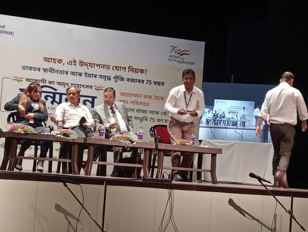 DIPAMevent's tweet photo. DIPAM organized a Conference on 'Creating Wealth through markets' during Iconic Day celebrations in 75 cities across India. Felicitation of speakers at Dibrugarh, Assam. #DIPAMCelebratesAKAM #AmritMahotsav #FinMinIconicWeek #DIPAMIconicDay https://t.co/G3HXOJI6GT