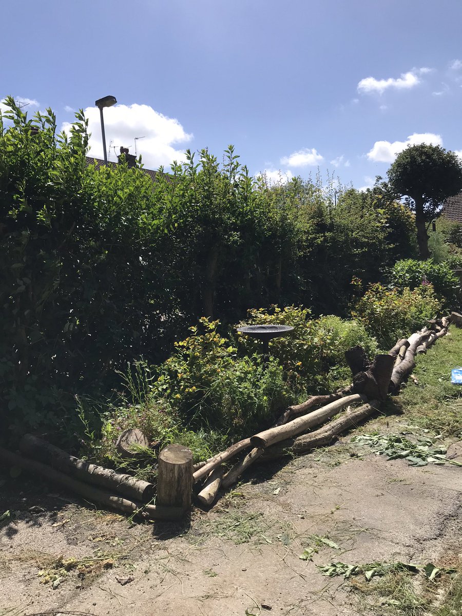 AitkinHazel's tweet photo. Today's #communitypayback team from @KSSPS_CP #Maidstone working in partnership with #maidstonetaskforce turned weeding borders into art at #StMartinsChurch #Shepway π#givingback #newskills #probationworks https://t.co/jLv174Qufu
