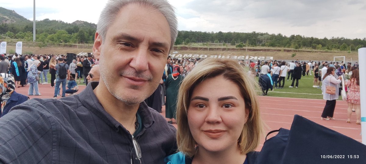 mrtgkc06's tweet photo. Mezuniyet Töreni Hatırası... https://t.co/lSee2eIKzv