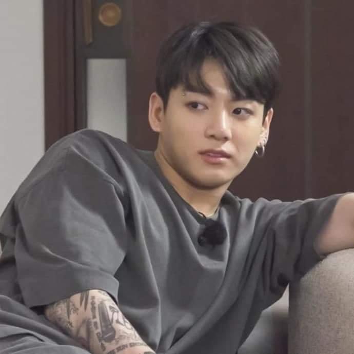 sugaperiodt's tweet photo. The tattoo guy when Namjoon told him the size he wanted his tat https://t.co/t7RiAMnrno