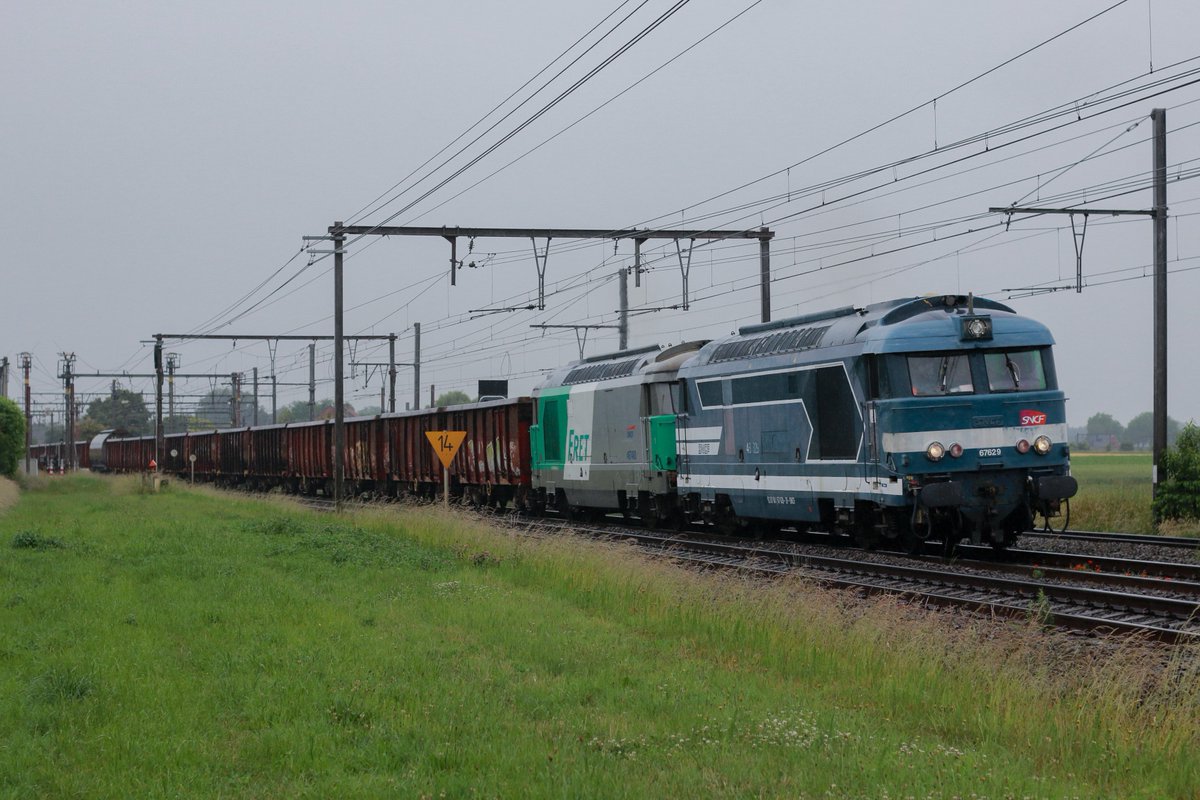 TrainsFerro's tweet photo. Juin 2022, deux BB67400 Fret @SNCF tirent un train de marchandises circulant entre le triage de Somain et les carrières belges #Sagrex de Quenast.
La rame vide part chercher l’avant-dernier chargement de ballast neuf d’un contrat pour le compte de @SNCFReseau.
1/2⤵️ https://t.co/kuJO3BXbql