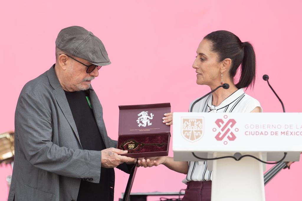 La jefa de gobierno, Claudia Sheinbaum, hace entrega de las lleves de la ciudad al cantautor, Silvio Rodríguez en el Zócalo capitalino.
<a href="/Claudiashein/">Claudia Sheinbaum Pardo</a> <a href="/SeGobCDMX/">SEGOB CDMX</a> <a href="/citaconsilvio/">Silvio Rodríguez</a> 
#SilvioRodriguez ⁦#zocalocapitalino ⁦
<a href="/Cultura_CDMX/">CulturaCDMX</a> <a href="/cdmx_cultura/">CulturaCDMX</a>
