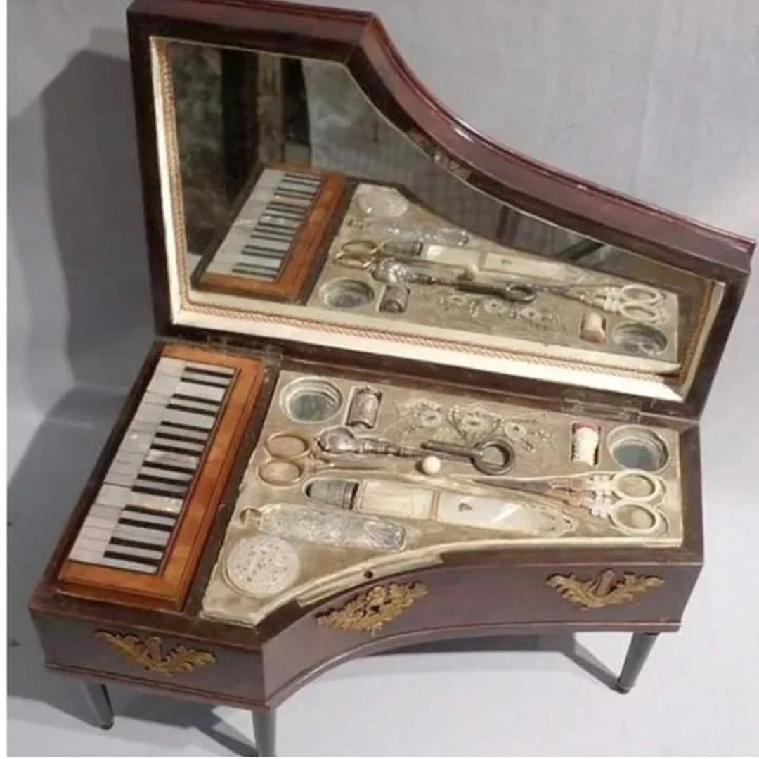 #Design Awesome of the Day ⭐
➡️ #Victorian Sewing Kit 🪡 in Wooden Miniature Piano 🎹 via @ABeautifulCult1 #SamaCuriosities 👀 #SamaDesign
➡️ View More #SamaCollection 👉 https://t.co/Kugls3IJqU