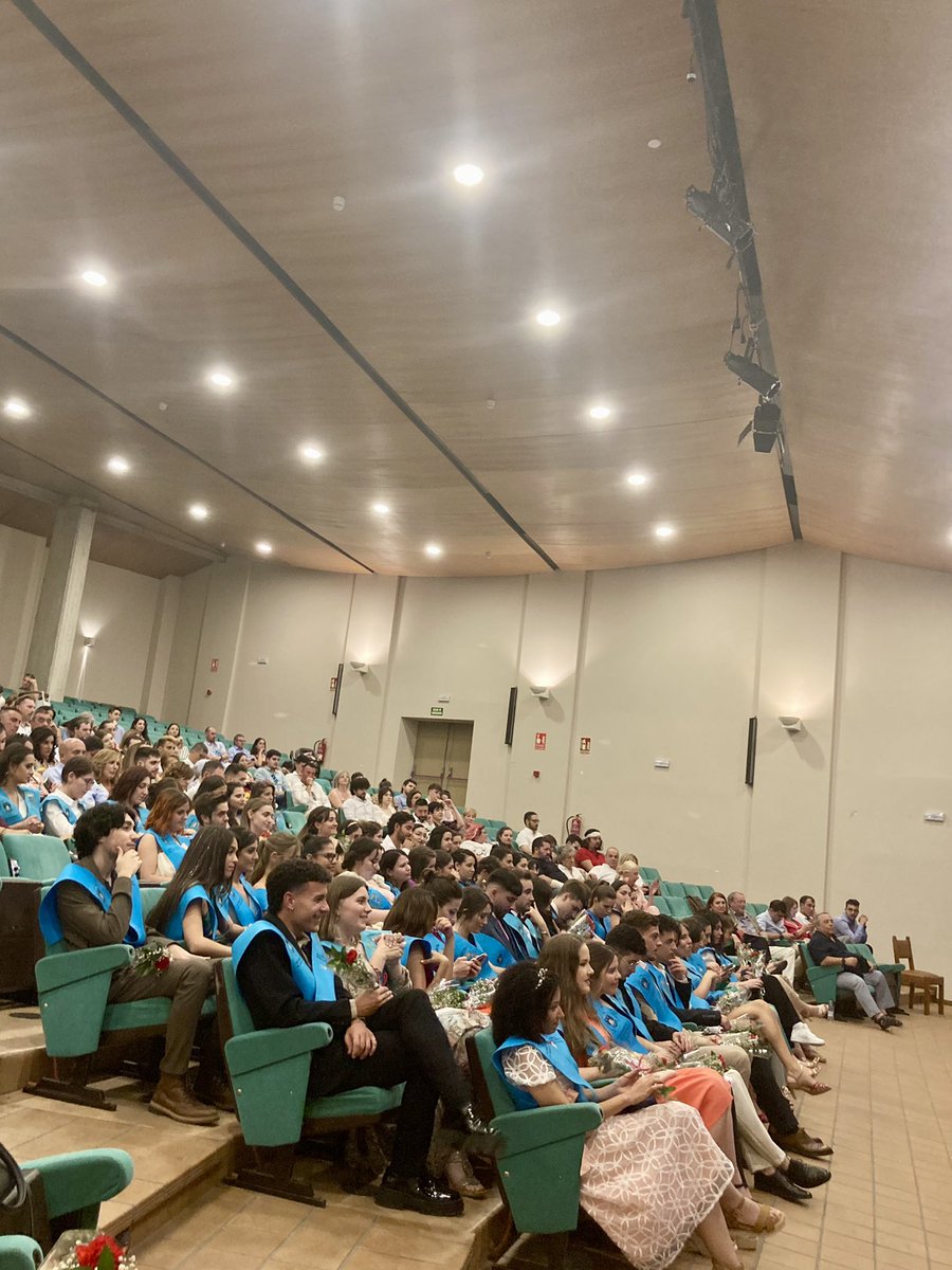 lenademolina's tweet photo. ¡Enhorabuena, graduados y graduadas en Filología Hispánica de la promoción 2018-2022 de @CanalUGR!¡Cómo pasa el tiempo!🤗🎓 https://t.co/1FG6WOedez