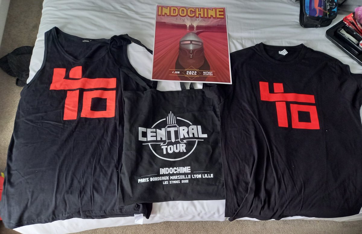 philae07's tweet photo. Il y a une semaine c'était cette attente indescriptible d'un moment  attendu depuis 2 ans. La tête encore à Bordeaux.. merci pour tout, merci de nous faire rêver ❤ @nicolasirkis @indochinetwitt @oLidESaT_ #centraltour #indochine https://t.co/7zIB2hoy5Y