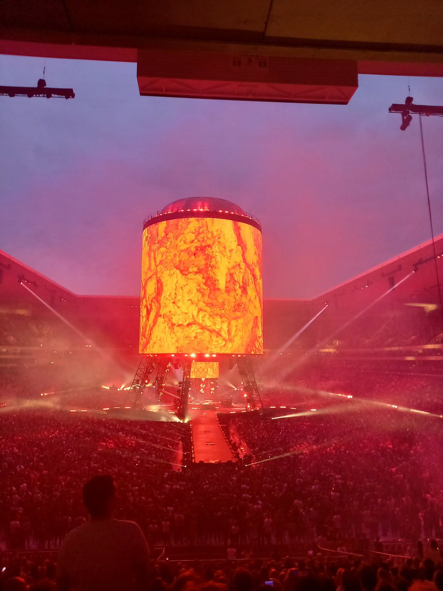 philae07's tweet photo. Il y a une semaine c'était cette attente indescriptible d'un moment  attendu depuis 2 ans. La tête encore à Bordeaux.. merci pour tout, merci de nous faire rêver ❤ @nicolasirkis @indochinetwitt @oLidESaT_ #centraltour #indochine https://t.co/7zIB2hoy5Y