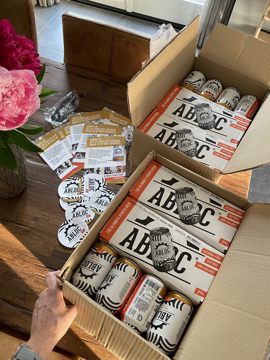 KoerageCC's tweet photo. Nieuwe zending in tha house @ablocbeer! Dozen vol 0% witbier. De volgende #KoeragePodcast gasten & wijzelf kunnen weer vooruit! 🙌🏼 Proost! 🍻 Op ‘n mooi weekend!
En hou onze kanalen in de gaten want Etappe 19 met Ellen van Dijk staat bijna online!
#abloc #theultimatesportsbeer https://t.co/M8T72llq8i