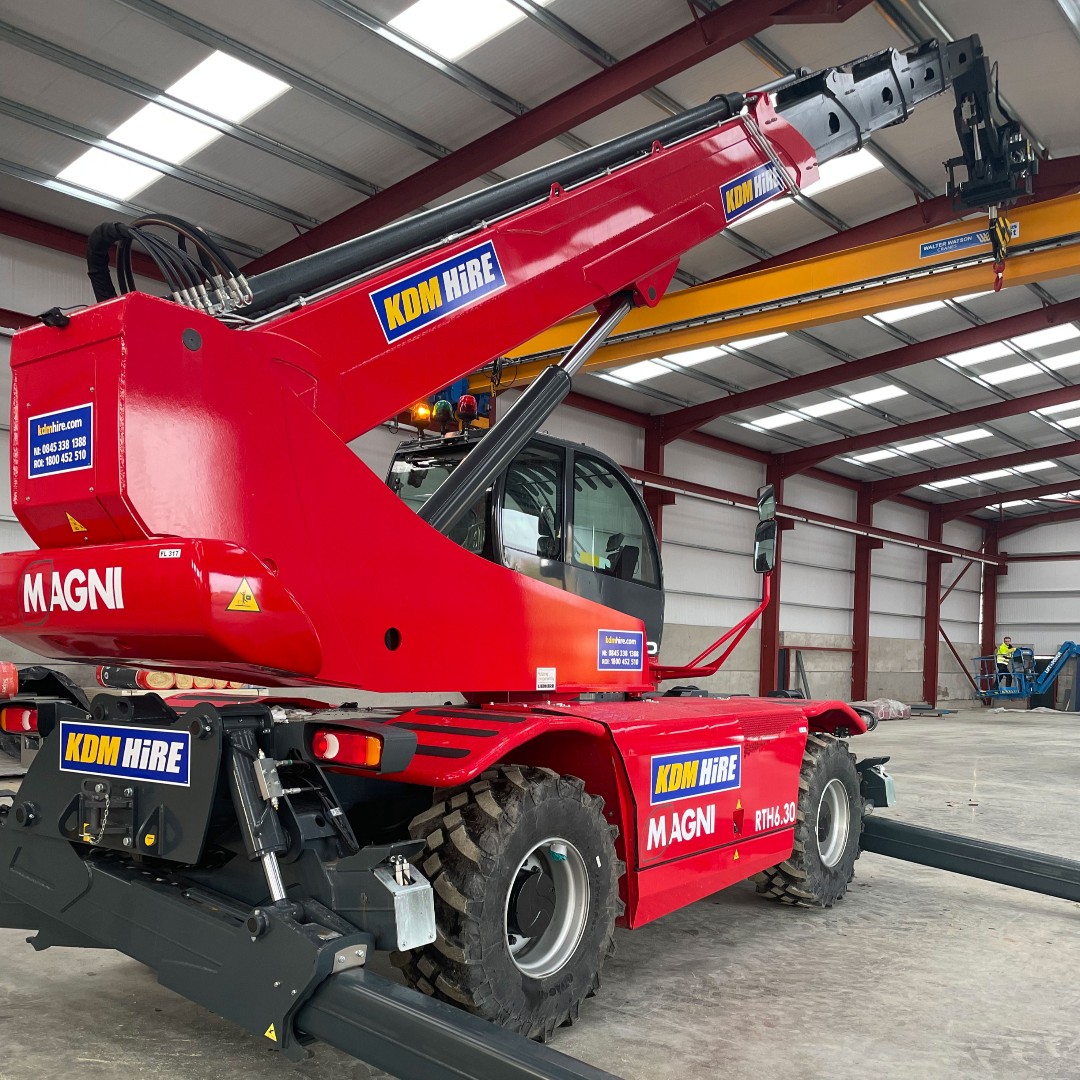 kdm_hire's tweet image. ⚡️Power Pic of the week⚡️- Magnificant Magni!

A Magni RTH 6.30 rotating telehandler lifting a 5-tonne capacity overhead crane into position. Who needs a crane?

View our full range here: ow.ly/IyY350JuHny

#KDMHire #EquipmentRentalSpecialists #Telehandler #magni