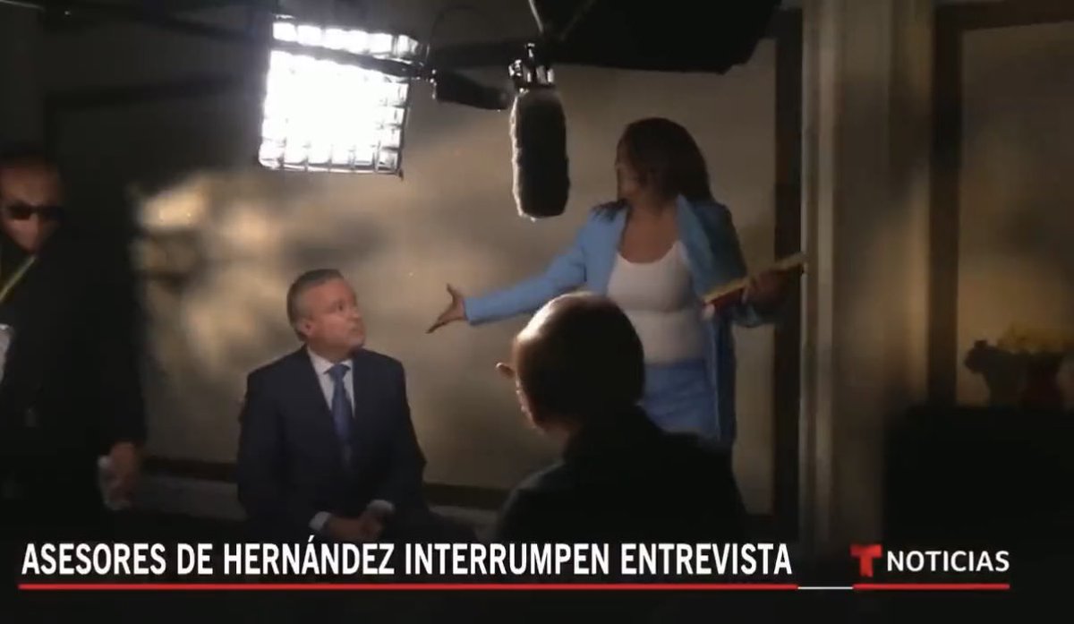 Betocoralg's tweet photo. La señora que interrumpió la entrevista con @Telemundo es la señora @TatyJaner militante activa del @CeDemocratico. Ahora funge como asesora de @ingrodolfohdez 

Que Vergüenza dan los que niegan que este señor representa el continuismo. https://t.co/mmqexBGnO3