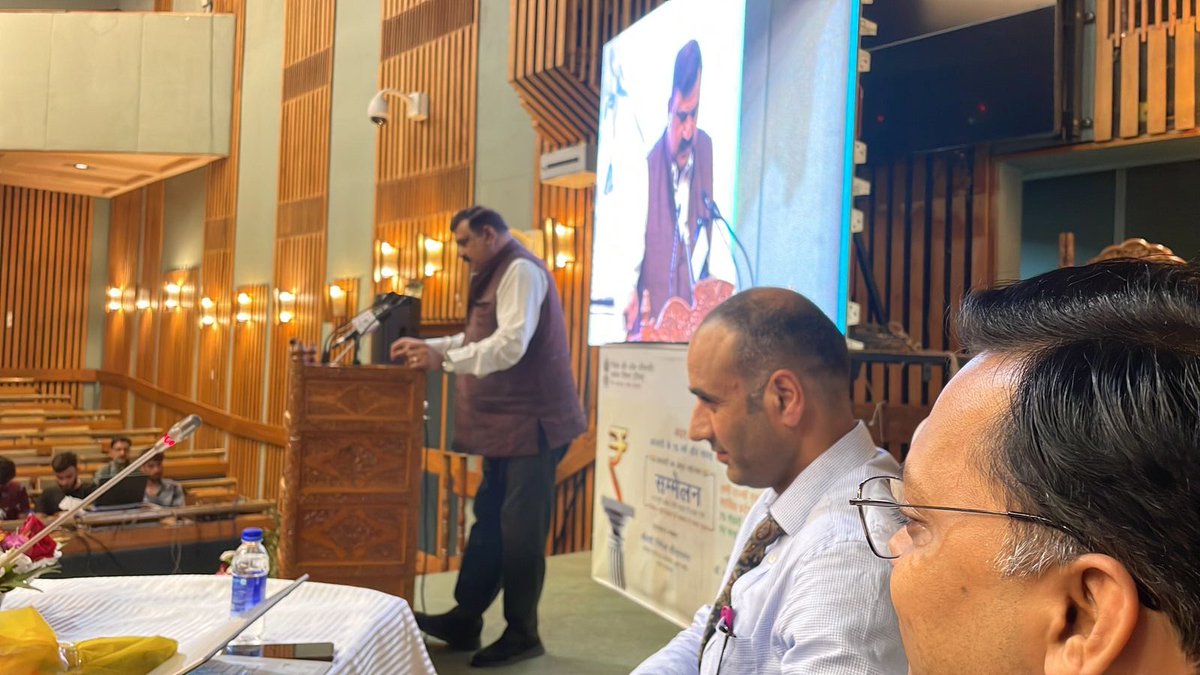 DIPAMevent's tweet photo. DIPAM, Ministry of Finance celebrated "Azadi Ka Amrit Mahotsav" today from 4:00 PM in 75 cities across India. Speakers interacting with the audience at Srinagar, Jammu and Kashmir. #DIPAMCelebratesAKAM #AmritMahotsav #FinMinIconicWeek #DIPAMIconicDay https://t.co/rAuB17IRxm