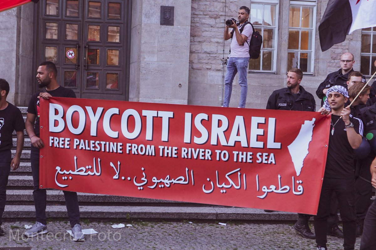 Montecruzfoto's tweet photo. Palestine solidarity meeting at Rathaus Neukölln today in Berlin.

#naksatag #freepalestine #b1006 #naksaday https://t.co/UFRMxZx3ww