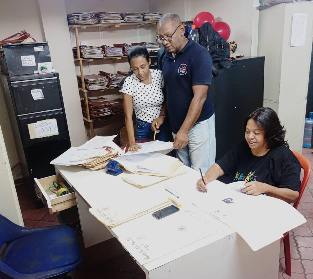 #10Jun📢||La coordinación de catastro de la @Alcaldia_FLA realiza ficha catastral a la comunidad de Santa Inés parcelamiento 39-A la cual llevaba 20 años sin ser tomados en cuenta para el fichaje catastral @JohendersonMrt

<a href="/Soykarinacarpio/">Karina Carpio</a>
<a href="/GobiernoAragua_/">Gobierno Aragua</a>
#VenezuelaEIranHermanas