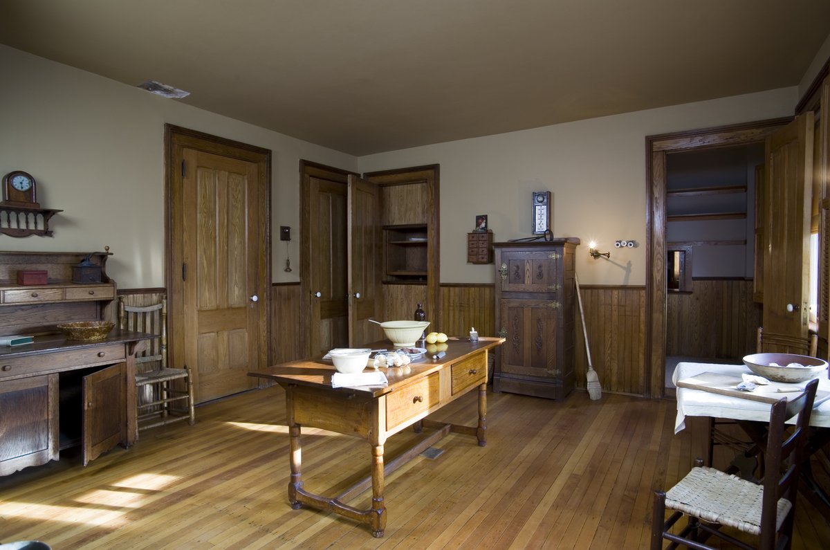 TwainHouse's tweet image. Welcome to Mark Twain’s kitchen! Explore our museum to learn about Twain’s delicious cuisine and more.

Book a house tour for a DISCOUNTED price and enjoy a musical performance &amp;amp; more TOMORROW on Tom Sawyer Day!: marktwainhouse.org/visit/

#hartford #explorect #connecticut #ct