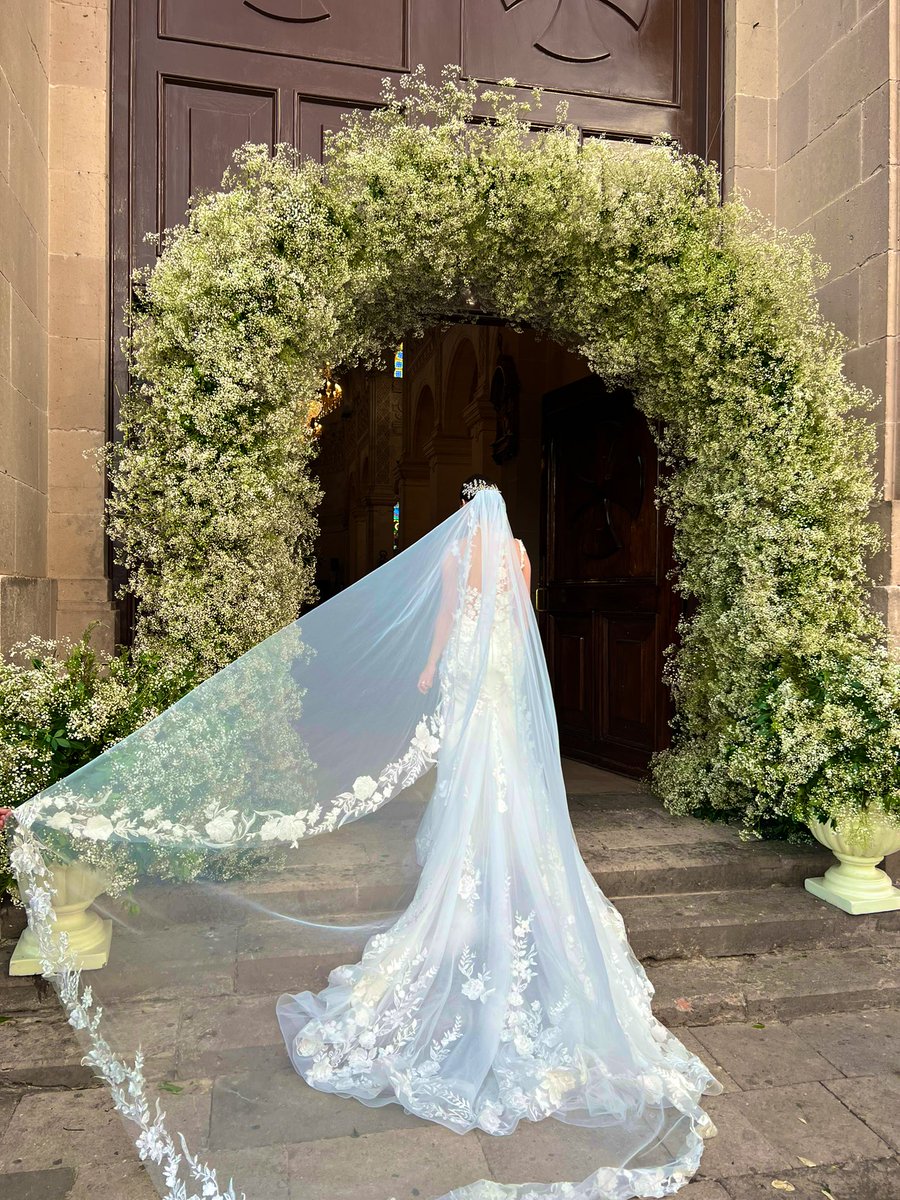 Andrespicachu's tweet photo. Fui a una boda el sábado y alm con el vestido de la novia. https://t.co/X53ehbeiQu