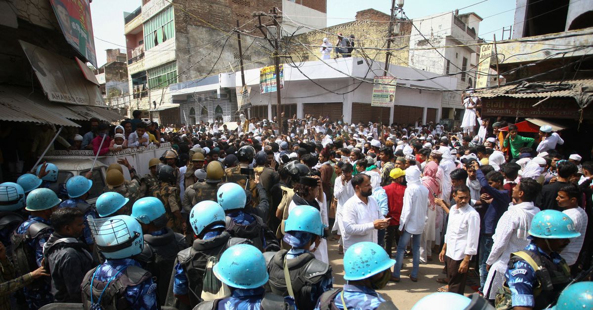 Reuters's tweet photo. Protests flare across India over anti-Muslim comments by ruling party members https://t.co/Y34LuH5rgP https://t.co/itlTCwM6MN