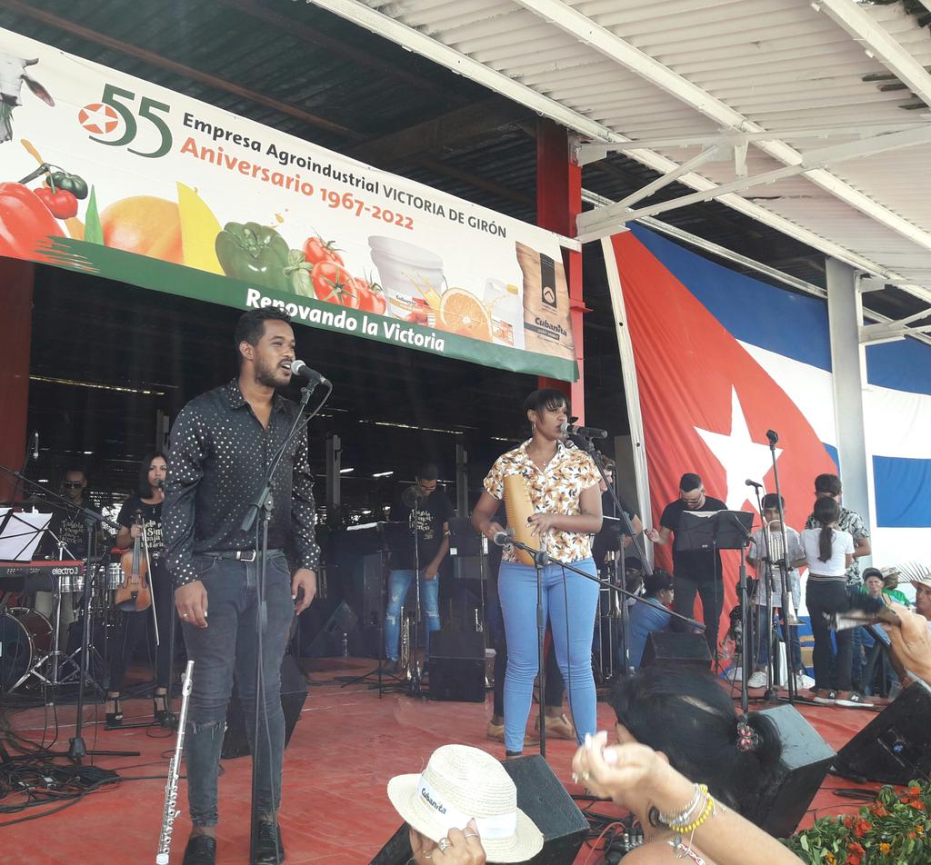 Edeyvis2's tweet photo. A ritmo de failde gala cultural en UEB Agropecuarios 55 aniversario de la Empresa Agroindustrial Victoria de Girón #JagueyEnVictoria @SunyGarca1 @IvnMartnezIzqu1 @SuselyMorfaG @DiazCanelB @ArsenioGonzlez4 https://t.co/AlJ0TXp0M4