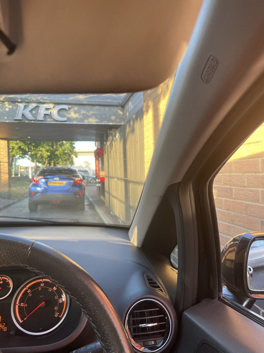 Yulia20334813's tweet photo. @KFC_UKI your service is disgusting I have been waiting in the car for 20 min stuck between cars. No apology @kfc Dagenham https://t.co/jyf1YrsB8S