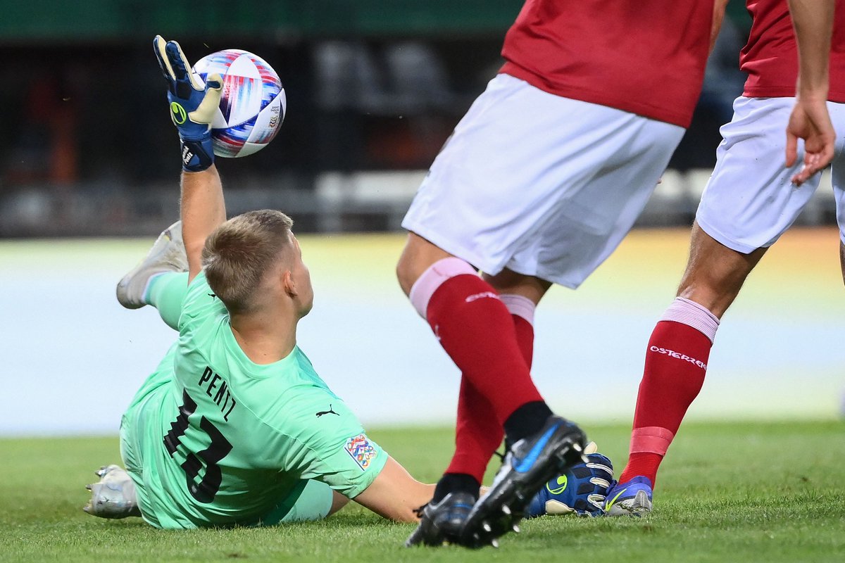 🇦🇹 That double-save from Patrick Pentz... 😮😮😮

#NationsLeague