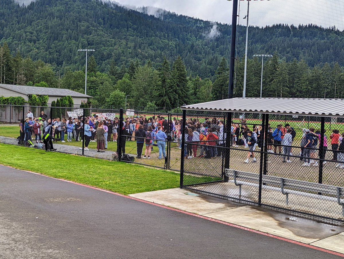 Kalley888's tweet photo. Proud of this generation of kids who stand up for what they believe in! Student walk out against gun violence at Issaquah Middle School &amp; Issaquah High School! 
@IssaquahDaily @cityofissaquah @DT_Issaquah @IssaquahHigh @IssaquahMiddle https://t.co/K8BUUw8h60