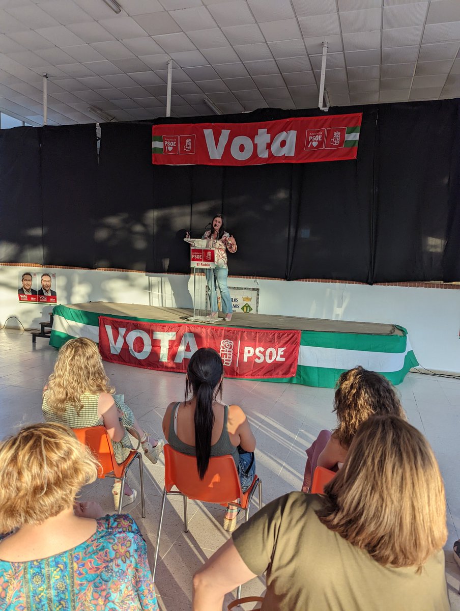 PSOElRubio's tweet photo. El Rubio se llena de socialismo en un acto que nos recuerda la nefasta gestión del gobierno de LAS DERECHAS. @_JuanEspadas defiende un modelo en el que la igualdad será la bandera. #SiVotamosGanamos https://t.co/aZpFOq2Zgh