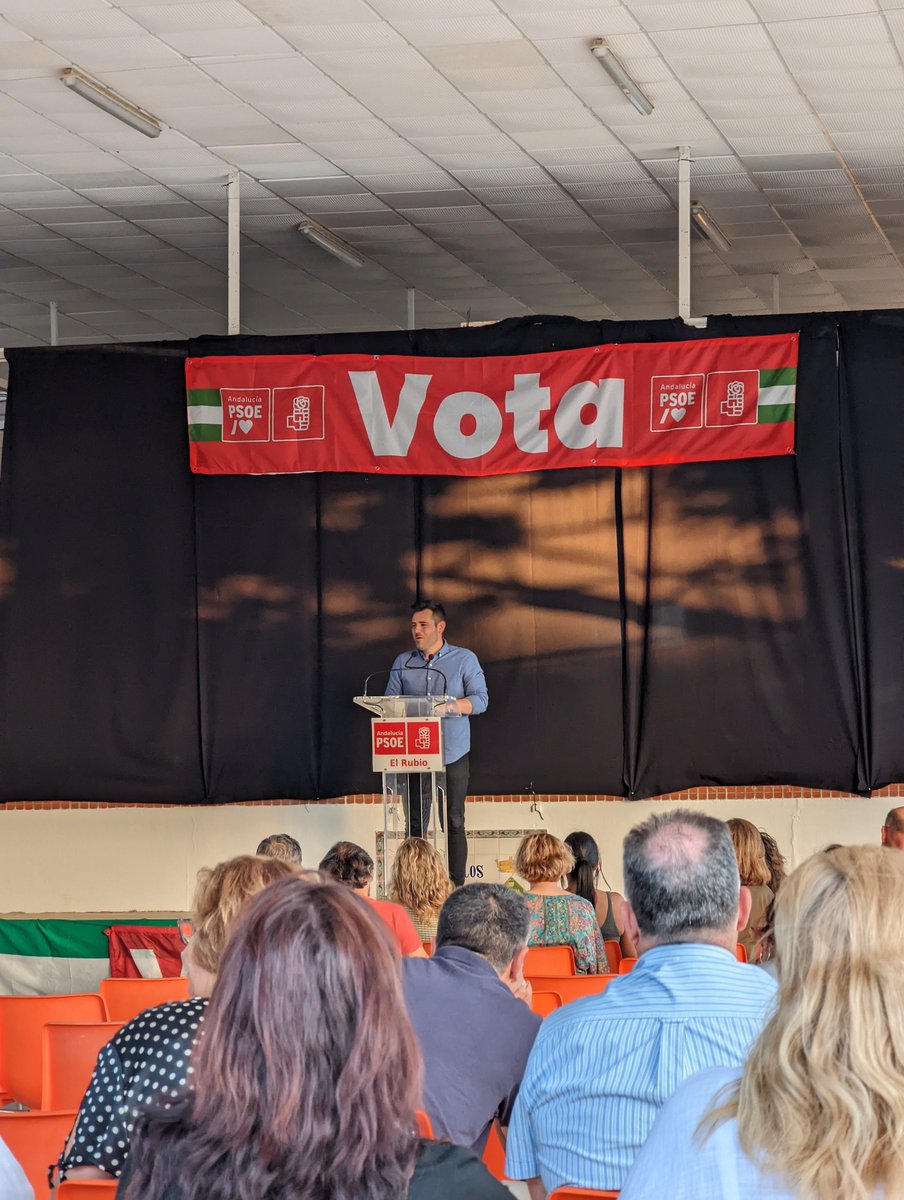 PSOElRubio's tweet photo. El Rubio se llena de socialismo en un acto que nos recuerda la nefasta gestión del gobierno de LAS DERECHAS. @_JuanEspadas defiende un modelo en el que la igualdad será la bandera. #SiVotamosGanamos https://t.co/aZpFOq2Zgh