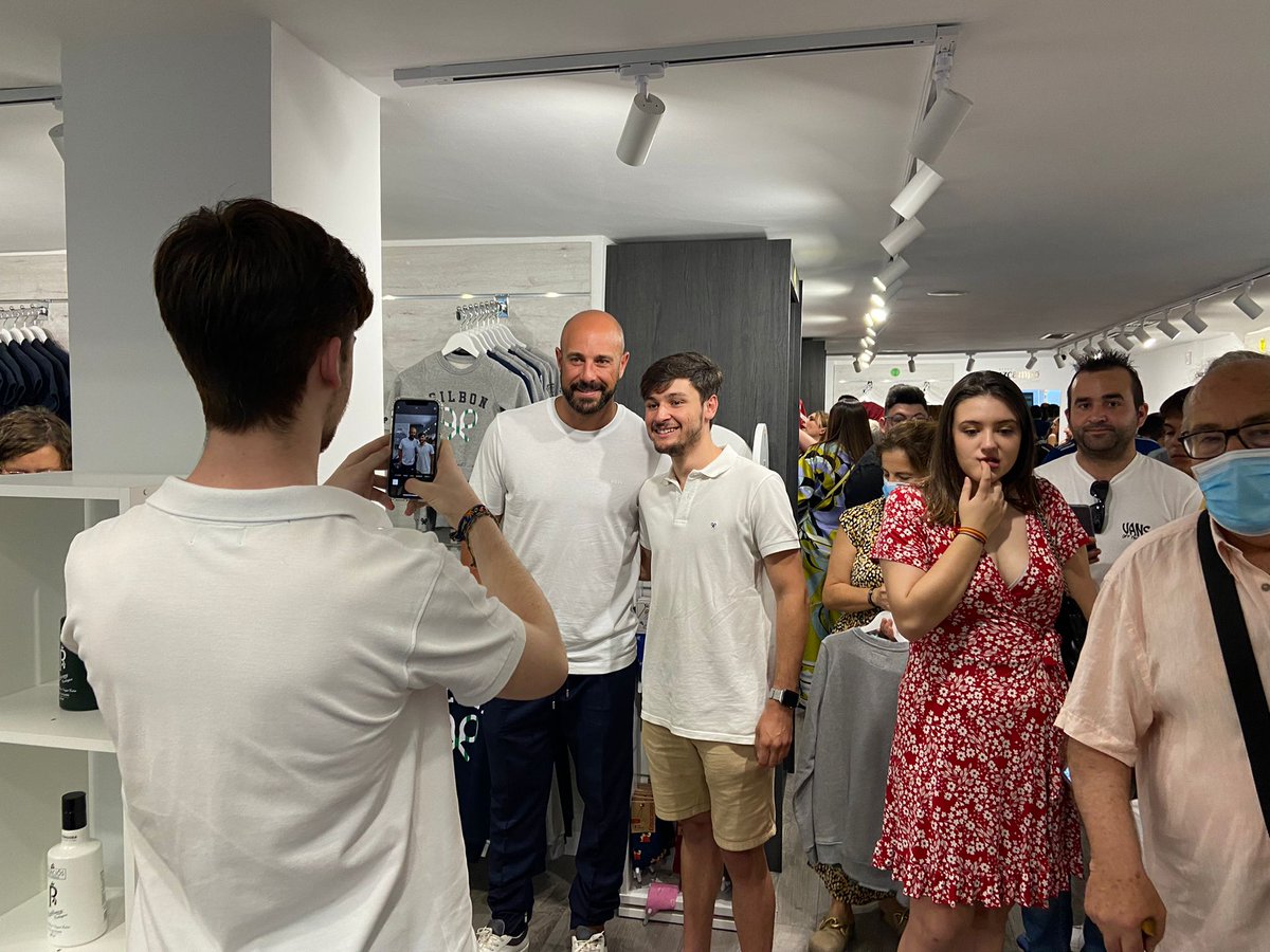 CordobaCF_ofi's tweet photo. Hemos tenido una visita muy especial en la #TiendaCCF durante la #ShoppingNight 🛍
Le queda bien la blanquiverde, ¿no? @PReina25 😏💚 https://t.co/KmbgG2GOBe