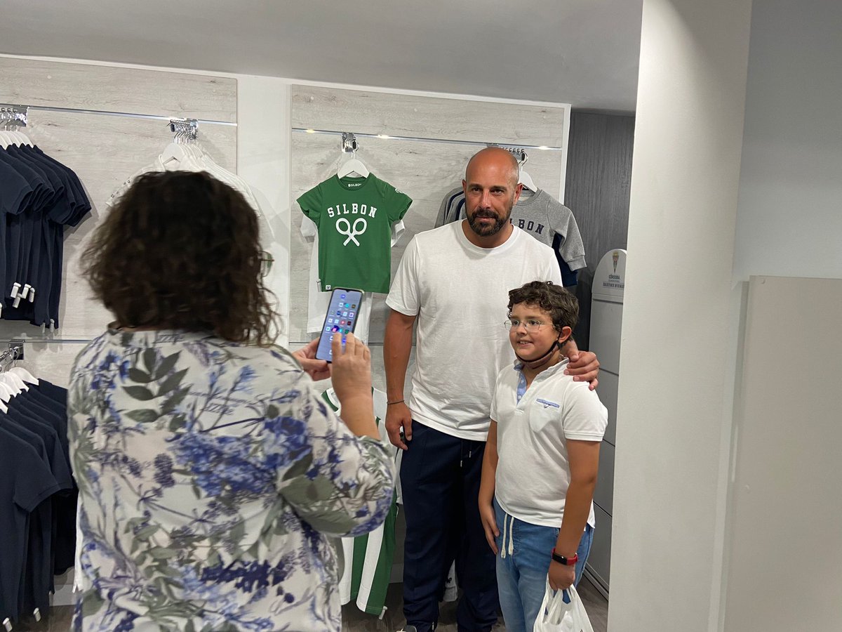 CordobaCF_ofi's tweet photo. Hemos tenido una visita muy especial en la #TiendaCCF durante la #ShoppingNight 🛍
Le queda bien la blanquiverde, ¿no? @PReina25 😏💚 https://t.co/KmbgG2GOBe