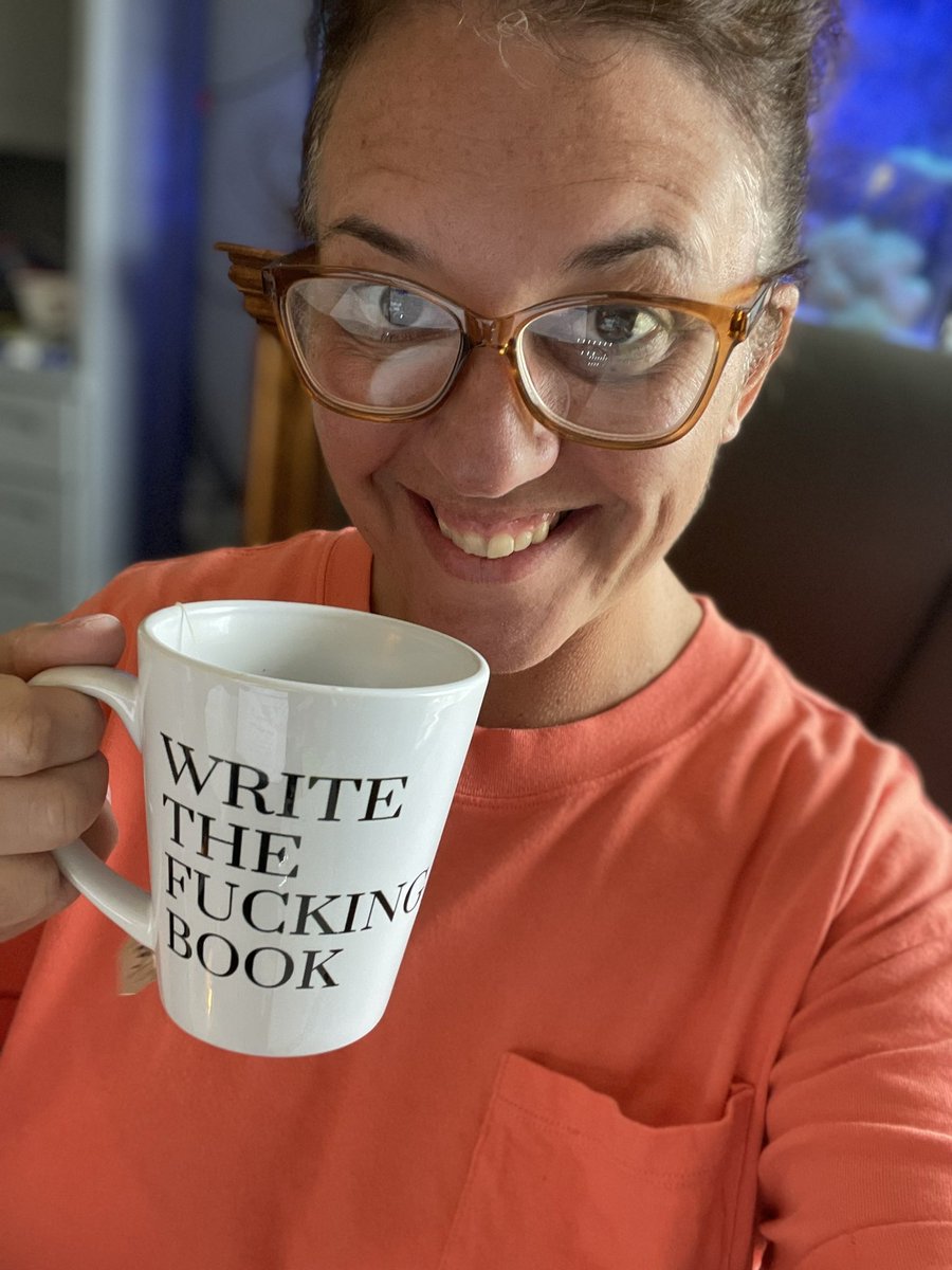 eloisaconde77's tweet photo. Adele on. Words flowing. Time to write the fucking book. #amwriting #WritingCommunity #treasurelost #henryandadaline #amquerying #thesmileishis https://t.co/r0GlyKJJNZ