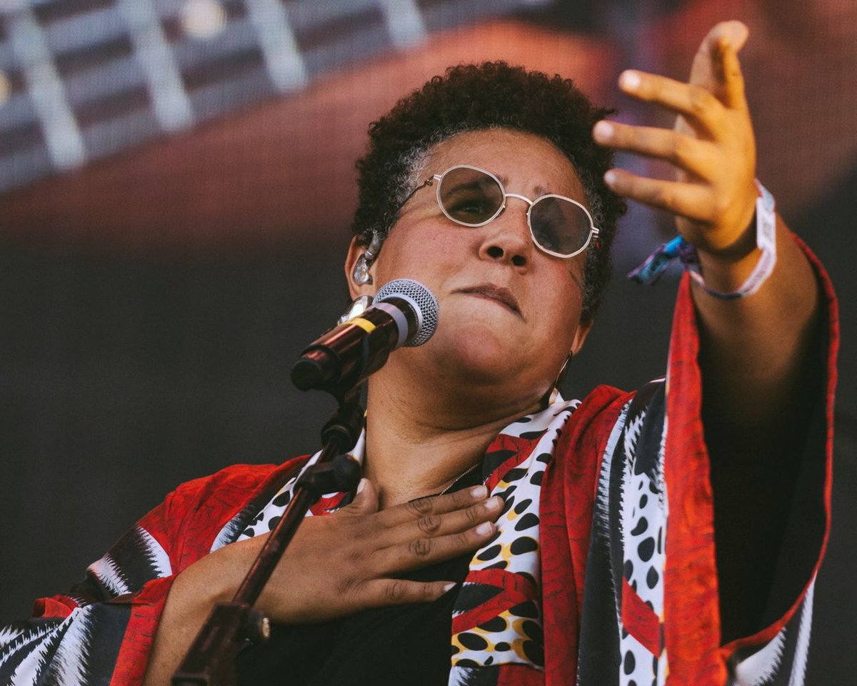 You'll never walk alone, <a href="/blkfootwhtfoot/">Brittany Howard</a> is with you ♥️

📸: Sergio Albert