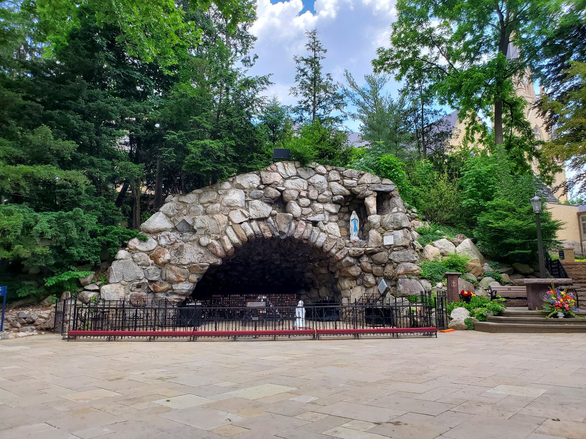 BrettW_Voice's tweet photo. Last time I visited Notre Dame, it was with @WKUVolleyball, and we lit a candle at the Grotto in memory of Alyssa Cavanaugh. I came back this week for a conference with my new job, and I wanted to do so again. (1/3) https://t.co/yxjd44y4kI